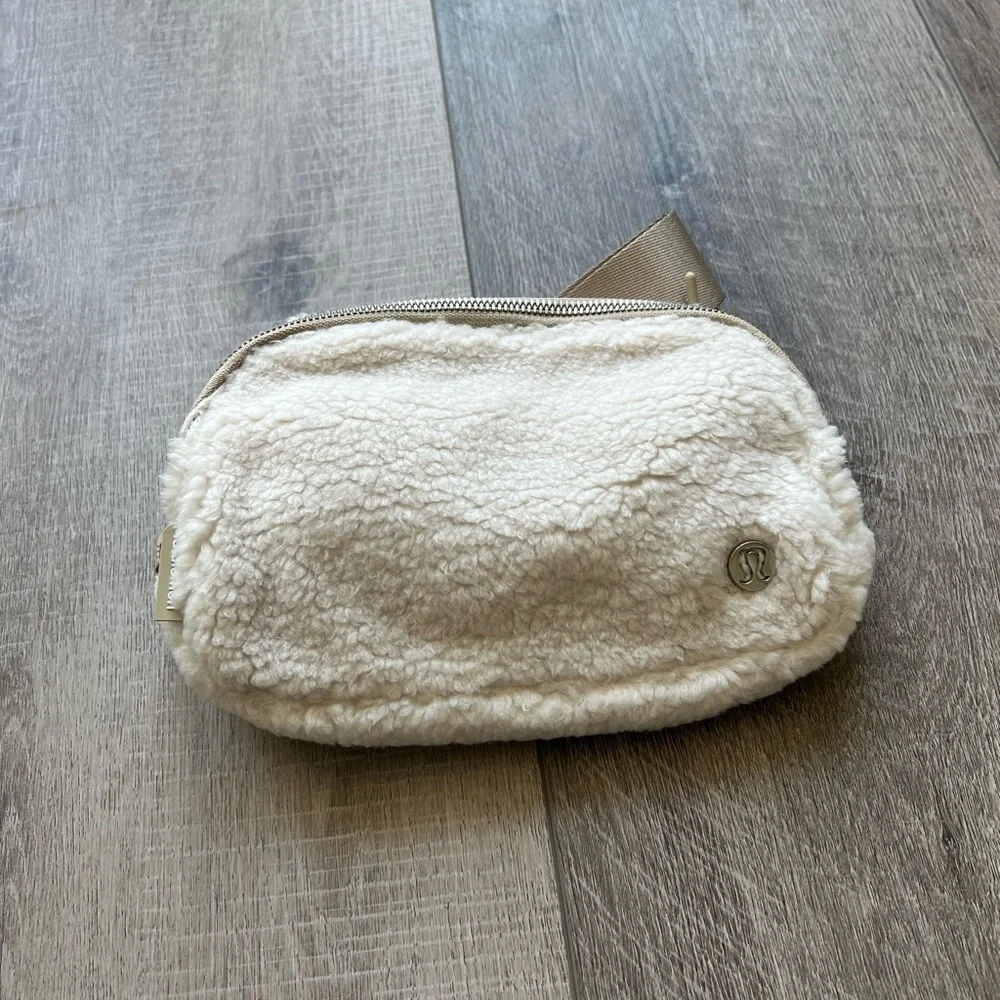 Lululemon Everywhere Belt Bag *Fleece in Natural/Ivory/Trench